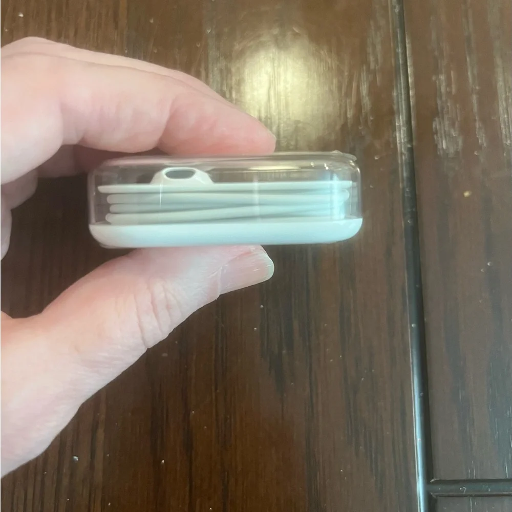 Apple White Earbud Headphones with Wire Plug in Case